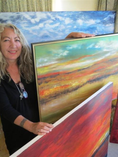 West Australian professional artist Sue Hartley introduces herself to the Wakatipu art community...
