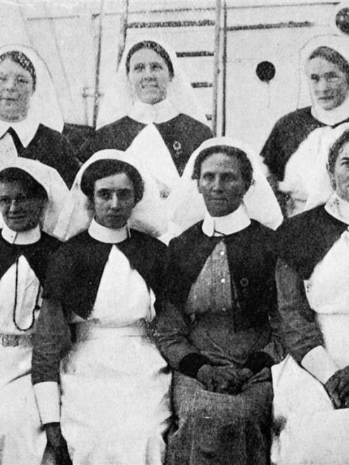 Some of the nurses from the hospital ship Maheno. — Otago Witness, 26.4.1916.