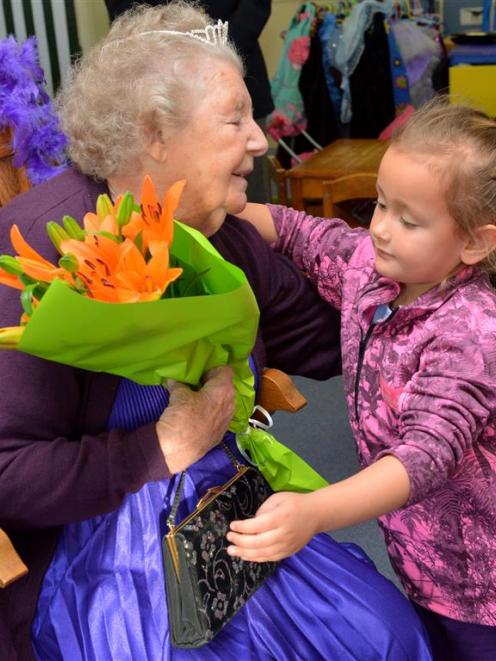 Rachel Reynolds Kindergarten pupil Alicia Linton (4) hugs the ‘‘Queen’’, Glendale Retirement Home...