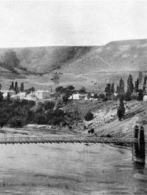 The traffic bridge over the Molyneux River at Clyde, Otago Central. — Otago Witness, 14.6.1916.