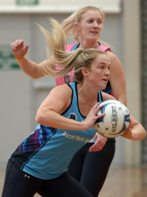 Jamie Hume looks to pass at Steel training on Thursday, as Shannon Francois looks on. Photo by Gerard O'Brien.