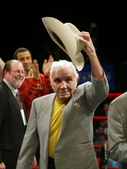 Jake LaMotta acknowledges the crowd at Madison Square Garden in 2006. Photo: Reuters