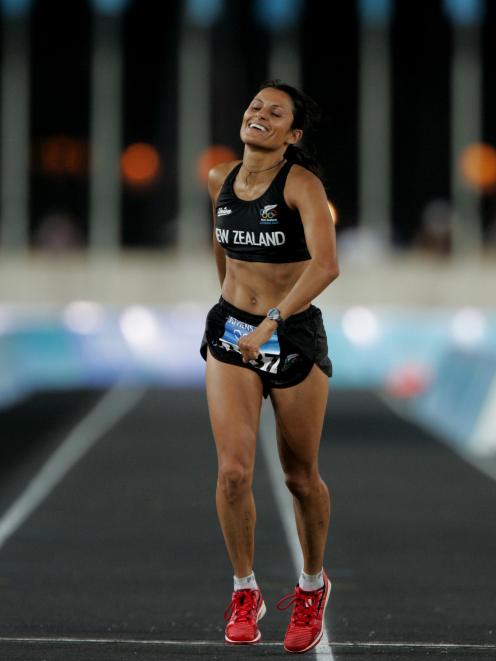 Liza Hunter-Galvan of New Zealand crosses the finish line in the women's marathon at the Athens 2004 Olympic Games. Photo: Reuters