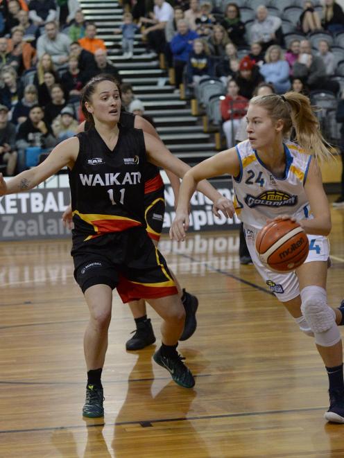 Otago Gold Rush’s Zoe Richards looks ahead while Waikato’sNatasha Lenden comes across to shut...