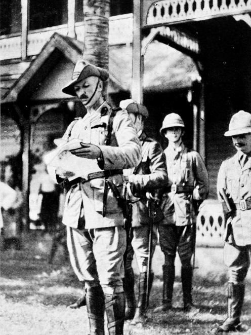 Colonel Logan reads Apia residents the proclamation that New Zealand had conquered the islands, once a German colony. Photo: Otago Witness