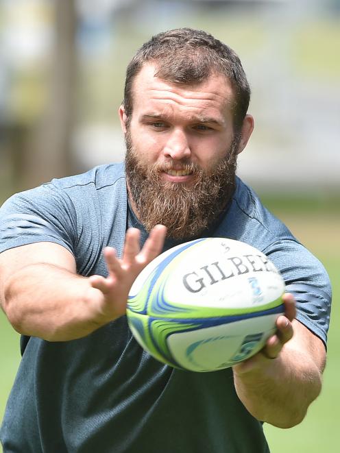 Hooker Liam Coltman catches the ball.