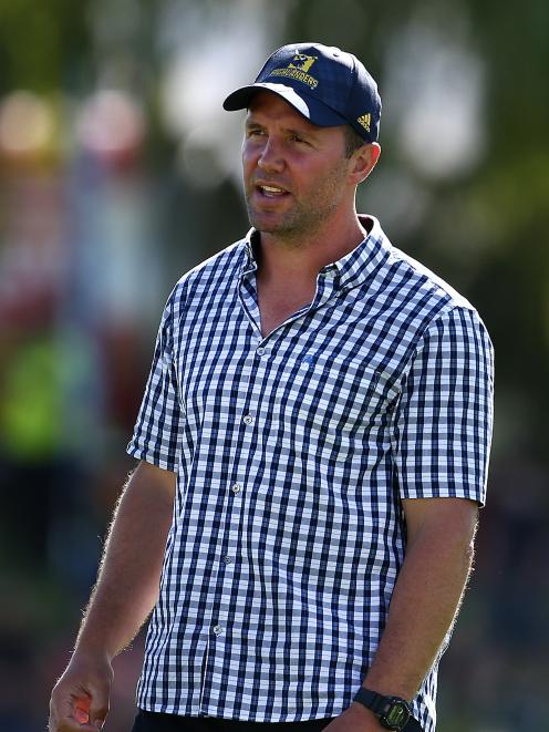 Highlanders coach Aaron Mauger in the Alexandra sun. Photo: Getty Images 