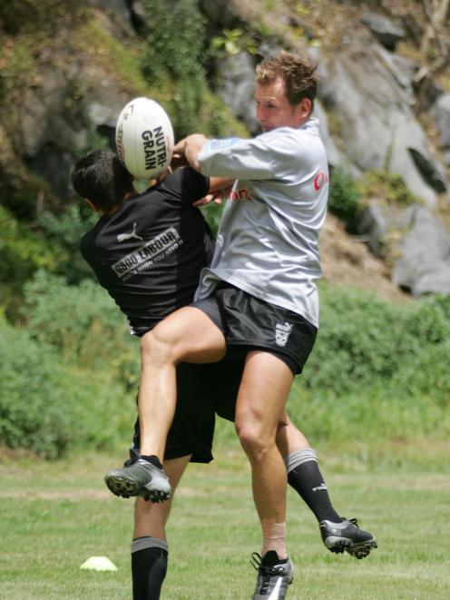 Rowan Baxter (right) during pre-season training for the Warriors in 2005. Photo: Getty Images 