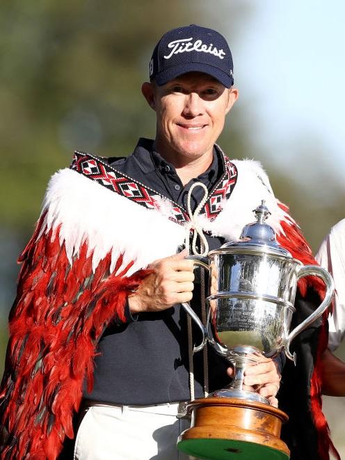 Australian golfer Brad Kennedy wears acloak presented to him after winning the 2020 New Zealand Open last weekend which one highly regardedweaver claims is not an authentic korowai as purported. Photo: Getty Images