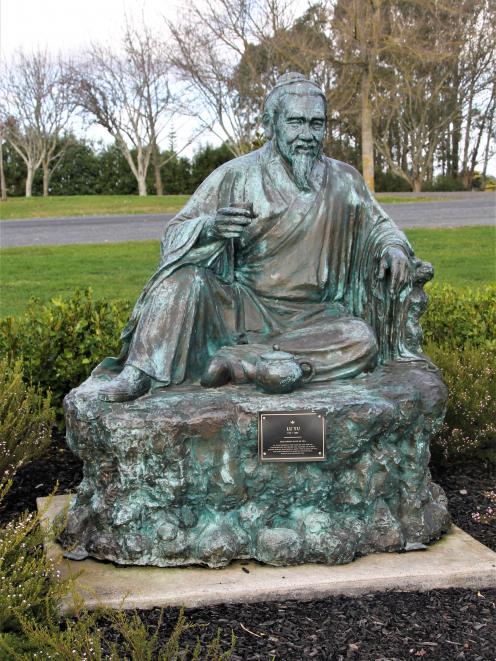 A statue on the tea-history walk.