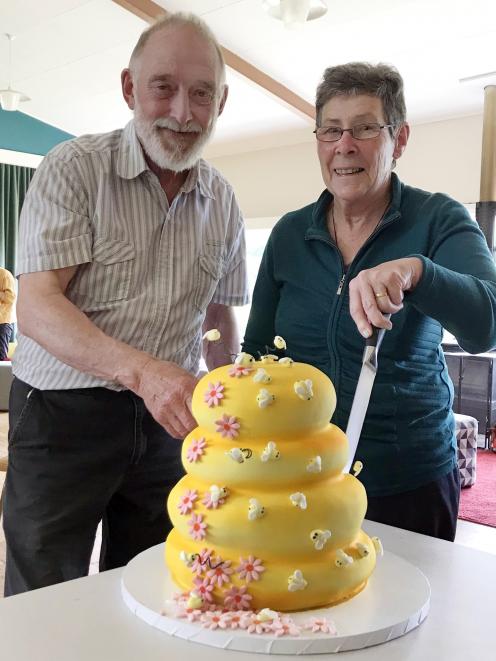 Marking the Dunedin Beekeepers Club's 40th anniversary and cutting into the bee-themed cake are...