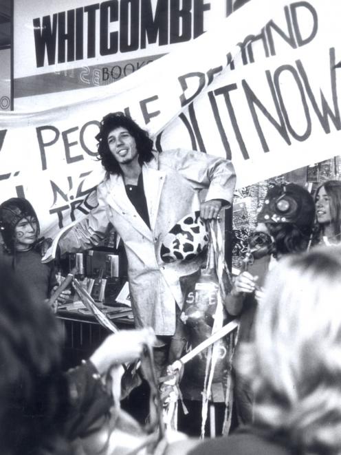 Tim Shadbolt protests in front of Whitcombe & Tombs 
in 1973. PHOTO: THE NEW ZEALAND HERALD