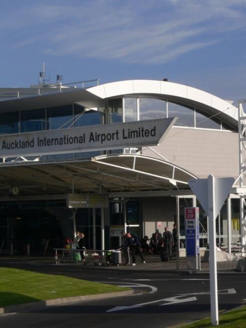 Auckland_airport_international_terminal.jpg