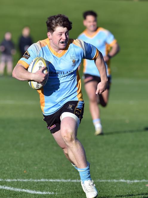 Aaron McMurray  makes a break for University. PHOTO: LINDA ROBERTSON