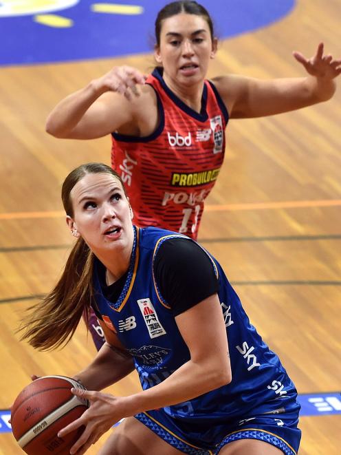 Southern Hoiho forward Samantha Bowman prepares to drive to the hoop in front of Mainland Pouākai...