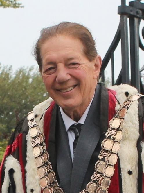 Sir Tim Shadbolt.