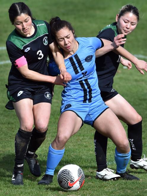 Southern United’s Shontelle Smith takes on Tiana Hill (left) and Rina Hirano of Western Springs...
