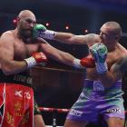 Tyson Fury (left) during his last bout with Oleksandr Usyk. Photo: Getty Images