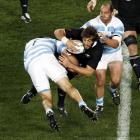 Argentina's Rodrigo Roncero and Mario Ledesma Arocena tackle Sam Whitelock. REUTERS/Bogdan Cristel