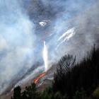 a_helicopter_helps_fight_a_blaze_at_mt_allan_photo_4d141e87df.jpg