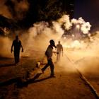 Anti-government protesters clash with riot police in Istanbul, Turkey. REUTERS/Stoyan Nenov