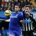 Chelsea's Eden Hazard (L) is challenged by Newcastle United's Paul Dummett. REUTERS/Stefan Wermuth