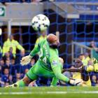 Chelsea's Ramires (R) scores a goal against Everton goalkeeper Tim Howard. REUTERS/Dylan Martinez