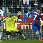 Crystal Palace's Yohan Cabaye scores their first goal from the penalty spot. Photo: Reuters