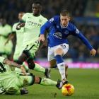 Everton's Ross Barkley tries to get past the Manchester City defence. Photo Reuters