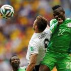 France's Olivier Giroud (L) fights for the ball with Nigeria's Kenneth Omeruo. REUTERS/Ueslei...