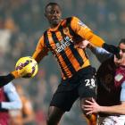 Hull City's Dame N'Doye (L) is challenged by Aston Villa's Ciaran Clark. REUTERS/Andrew Yates