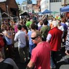 Hundreds of shoppers crowd into Bath St.