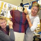 Jane Robinson (left), of Earnscleugh, gets a helping hand from Wanaka Autumn Art School tutor...