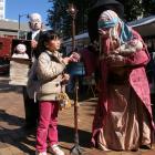 Koumi Tanaka (7) of Tokyo, Japan, meets John Cohen-Du Four (left) and Sue Beasley from Tablo...