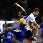 Leicester City's Shinji Okazaki (L) in action with Tottenham's Kyle Walker. Photo Reuters