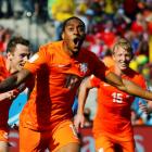 Leroy Fer of the Netherlands (C) celebrates with teammates after scoring against Chile. REUTERS...
