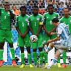 Lionel Messi shoots at goal from a free kick against Nigeria. REUTERS/Stefano Rellandini