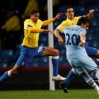 Manchester City's Owen Hargreaves (R) shoots to score against Birmingham City during their League...