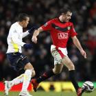 Manchester United's Darron Gibson, right, fights for the ball against Tottenham's Jermine Jenas...