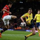 Manchester United's Shinji Kagawa (L) challenges Sunderland's Lee Cattermole. REUTERS/Nigel Roddis