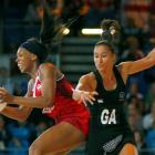 New Zealand's Jodi Brown (R) challenges England's Eboni Beckford-Chambers. REUTERS/Phil Noble