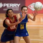 Otago B's Kirsten Craig (right) prepares to receive a pass as Bay of Plenty Blue's Melissa Niao...