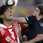Paraguay's Roque Santa Cruz, left, and New Zealand's Tony Lochhead vie for the ball. (AP Photo...