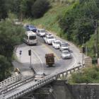 Queues of traffic wait to cross the one-lane  Kawarau Falls bridge in 2011. Photo by ODT.