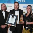 Registered Master Builders director Darrell Trigg with 2014 southern region house of the year...