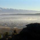 Smog hangs over Alexandra at the weekend. Photo by Stephen Jaquiery.