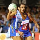 Southern Steel's Tania Dalton looks to pass against the Mystics. Credit:NZPA / Dianne Manson