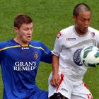 Southern United player Logan Wrightwebb (left) and Waitakere player Sansern Limwatthana compete...