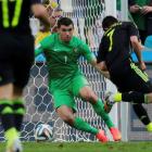 Spain's David Villa (R) shoots to score past Australia goalkeeper Mathew Ryan. REUTERS/Henry Romero