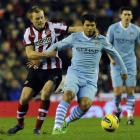 Sunderland's Sebastian Larsson (L) challenges Manchester City's Sergio Aguero during their...